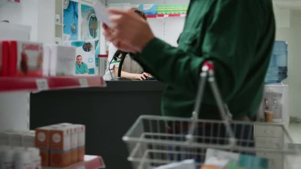 Африканський Американець Купує Фармацевтичні Продукти Платить Дебетовими Картками Рецептом Аптеки — стокове відео