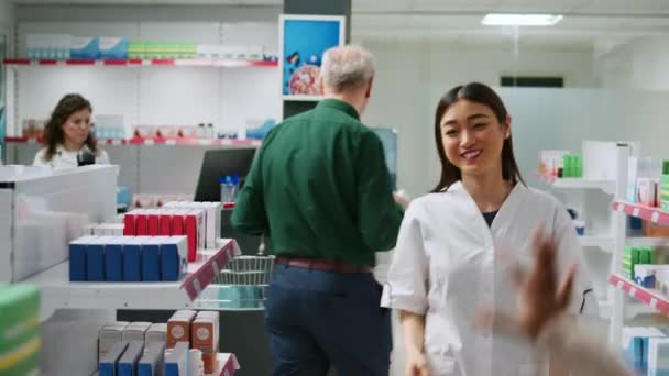 Medische Medewerker Helpt Multi Etnische Groep Van Klanten Medicijnen Vitaminen — Stockvideo