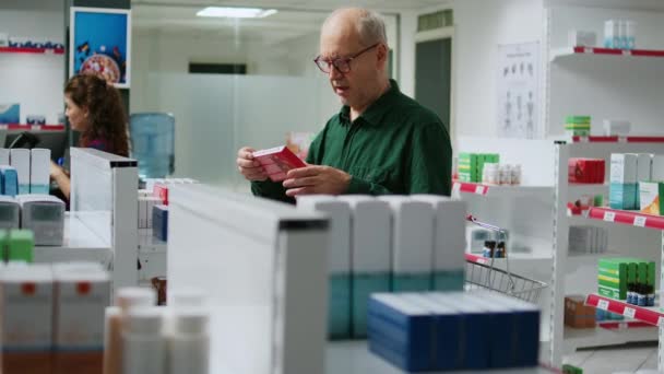 Cliente Mayor Sonriendo Mirando Caja Píldoras Cardiológicas Farmacia Preparándose Para — Vídeo de stock