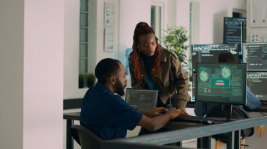 Yazılımcılar veri yazıyorlar ve sistem çöküşüyle karşılaşıyorlar. Güvenlik ihlali uyarısıyla uğraşıyorlar. Bilgi işlem mühendislerinin beklenmedik bir sunucu hatası var ve veritabanına erişimleri yok, saldırıyı hackleme.