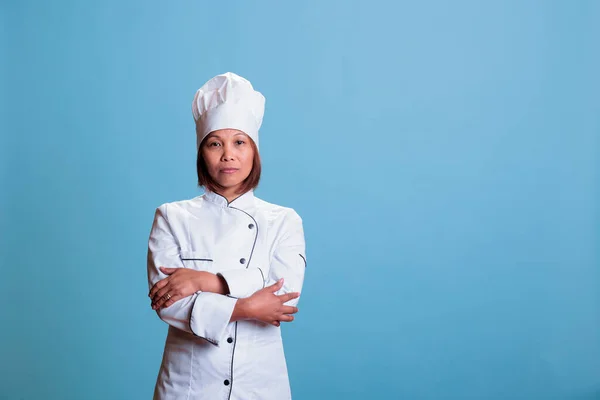 Aziatische Lachende Chef Kok Met Arm Gekruist Studio Met Blauwe — Stockfoto