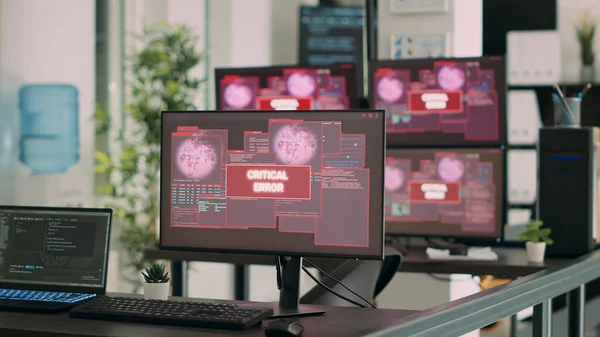 Opróżnij Biuro Wieloma Komputerami Wyświetlającymi Ostrzeżenie Naruszeniu Bezpieczeństwa Aplikacji Sieciowej — Zdjęcie stockowe
