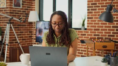 Gülümseyen işçiler evdeki bilgisayarda interneti tarıyor, internet bilgilerini çevrimiçi rapor için analiz etmeye çalışıyor. Şirket verileriyle çalışmayı öğrenen işletme öğrencisi, evden çalışıyor..