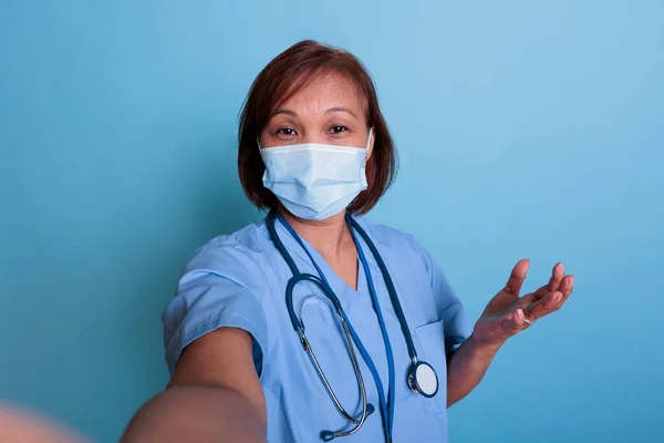 Assistente Medico Che Indossa Una Maschera Protettiva Prevenire Infezione Covid19 — Foto Stock