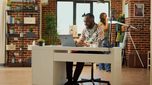 Erkek Çalışan Masa Başında Dizüstü Bilgisayarla Serbest Çalışmak Için Oturuyor — Stok fotoğraf