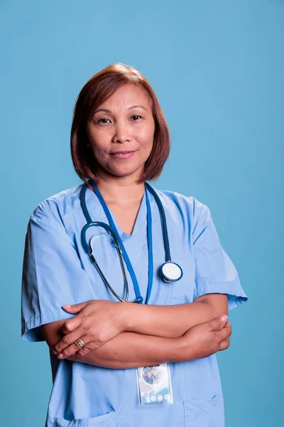 Uśmiechnięta Pielęgniarka Nosząca Stetoskop Niebieski Mundur Podczas Konsultacji Lekarskiej Pracująca — Zdjęcie stockowe