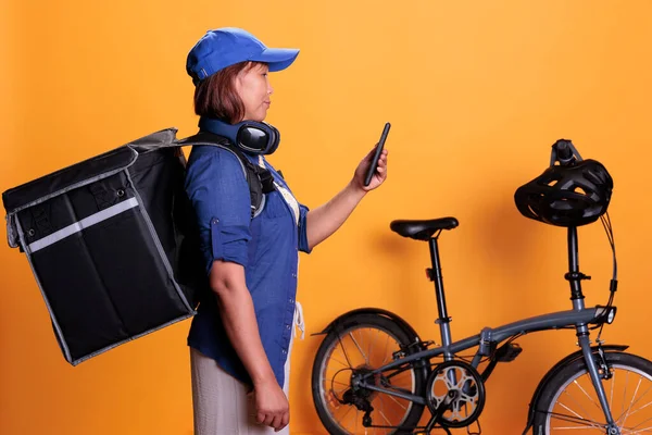 Bisikletin Yanında Durup Talimatları Kontrol Eden Akıllı Telefondan Talimat Veren — Stok fotoğraf