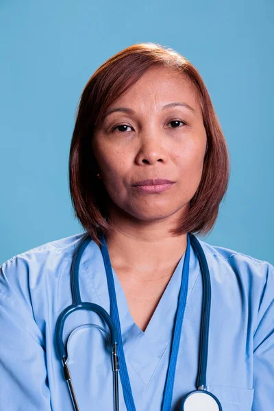 Portret Pewnej Siebie Pielęgniarki Specjalistycznej Stetoskopem Czekającej Wizytę Kontrolną Pacjentem — Zdjęcie stockowe