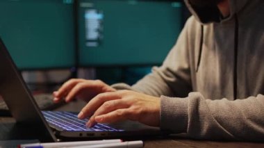 Büyük verileri çalmak için güvenlik sistemini hackleyen tehlikeli kodlayıcı çevrimiçi ağa sızmaya programlanıyor. Virüs kodlamak kötü amaçlı yazılım yaratmak ve birden fazla monitör kullanarak sunuculara girmek. El kamerasıyla..