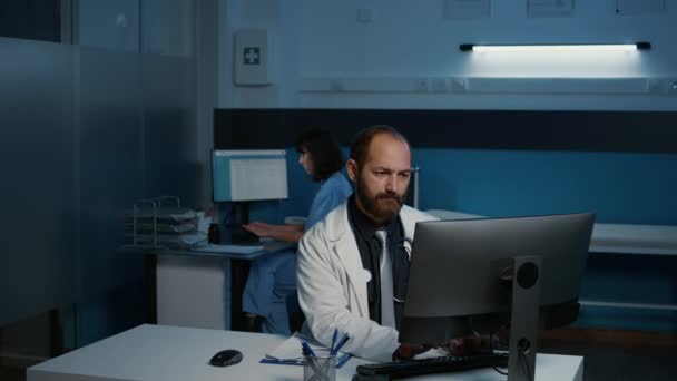 코트를 전문의 가카메라로 웃으면서 병원에서 근무하는 컴퓨터로 서비스를 입력하는 지식을 — 비디오