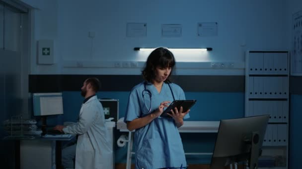 Retrato Assistente Médico Que Verifica Perícia Doença Computador Portátil Que — Vídeo de Stock
