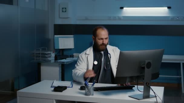 Gece Geç Saatlere Kadar Hastane Ofisinde Çalışan Yorgun Doktor Muayene — Stok video