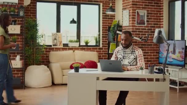 집에서 노트북으로 일하는 아프리카 미국인 회사의 판매와 온라인 데이터를 분석하고 — 비디오