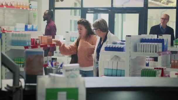 Femme Perdant Conscience Évanouissant Presque Près Des Étagères Pharmacie Pharmacien — Video