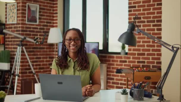 Африканська Американка Пише Інформацію Про Ноутбук Перевіряє Корпоративні Дані Про — стокове відео
