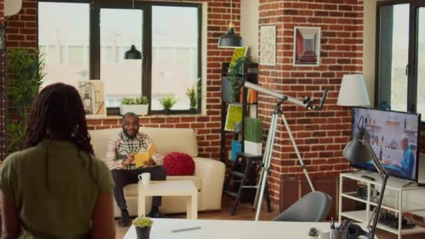 Afroamerykanka Siedzi Przy Biurku Laptopem Pracy Domu Przeglądając Internet Aby — Wideo stockowe