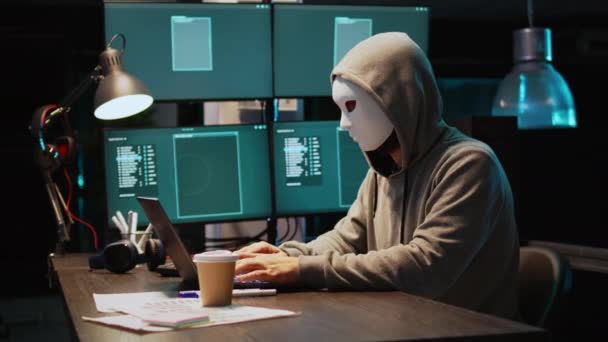 带着面具和头罩的网络骗子侵入计算机系统 闯入服务器窃取海量数据 戴面具的人看起来很危险 很可怕 是个冒牌货 制造安全软件 手持射击 — 图库视频影像