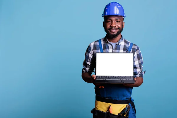 Optimistisch Afrikaans Amerikaanse Man Toont Lege Geïsoleerde Laptop Scherm Met — Stockfoto