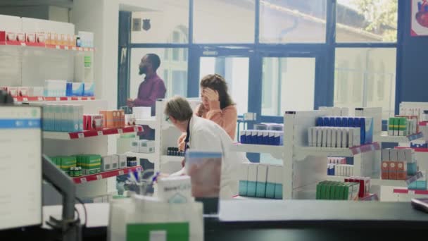 Молодой Клиент Теряет Равновесие Чувствует Головокружение Аптеке Обращаясь Помощью Помощью — стоковое видео