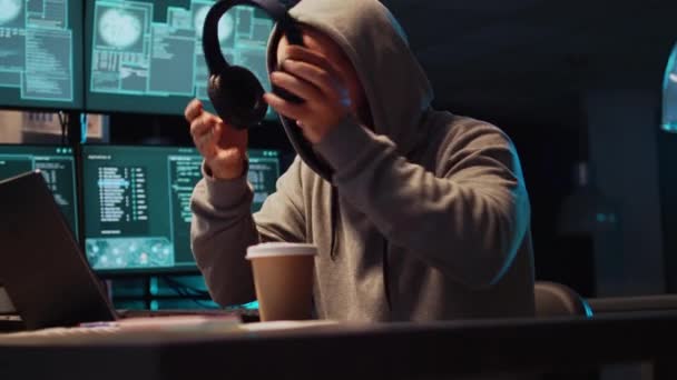 Cyber Kriminelle Hacker System Informationen Zerstören Brechen Unternehmensdatenserver Mit Laptop — Stockvideo