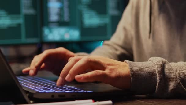 Programador Hackeando Servidor Segurança Computador Usando Malware Desenvolvimento Para Roubar — Vídeo de Stock