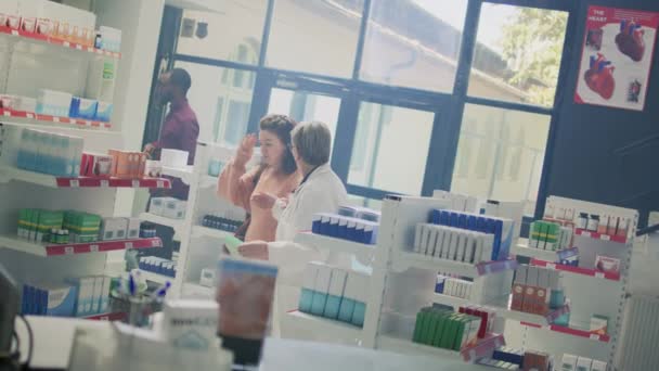 Női Ügyfél Elveszíti Egyensúlyát Szédül Gyógyszertárban Segítséget Segítséget Kér Gyógyszerésztől — Stock videók