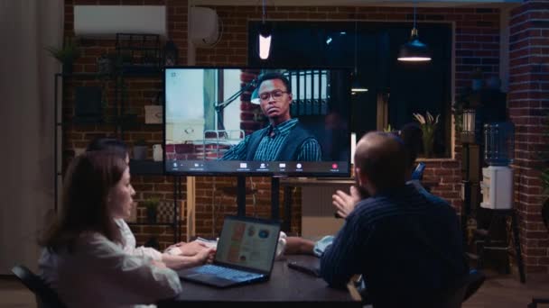 Medewerkers Praten Met Teamleider Remote Business Meeting Videocall Zoom Diverse — Stockvideo