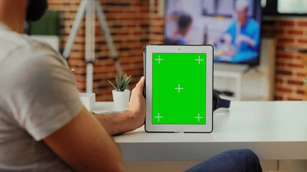Homme Freelance Analyse Greenscreen Sur Tablette Moderne Maison Tenant Appareil — Photo