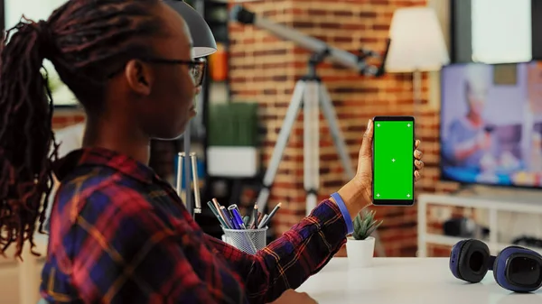 Modern Insan Cep Telefonundan Yeşil Ekran Görüntüsüne Bakıyor Boş Krom — Stok fotoğraf