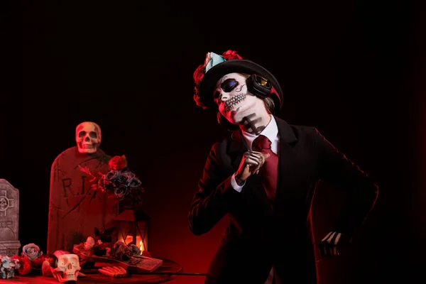 Frau Halloween Kostüm Die Studio Musik Hört Vor Schwarzem Hintergrund — Stockfoto