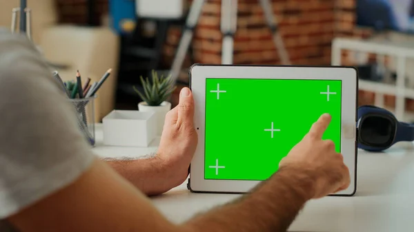 年轻成年人分析数字平板上的水平绿色屏幕 家中有独立的彩色键显示 在便携设备上使用空白的复制空间背景和模型模板 靠近点 — 图库照片