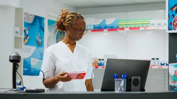 Happy African American Woman Sitting Pharmacy Desk Helping Clients Prescription — Stock Photo, Image