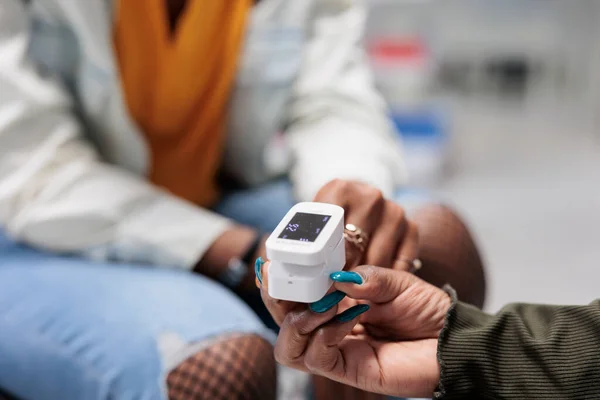 パルス酸素濃度計を保持する薬剤師は 測定結果を閉じます 患者の酸素飽和度測定 ドラッグストアでの顧客のハートビート測定 医療機器の近接ビュー — ストック写真