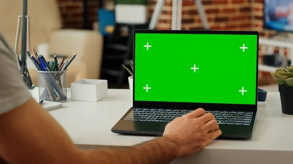 Человек Использующий Беспроводной Компьютер Изолированным Зеленым Экраном Работающий Над Программным — стоковое фото