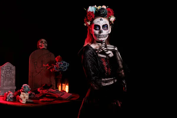 Spooky Signora Dei Morti Con Cranio Trucco Colorata Corona Fiori — Foto Stock