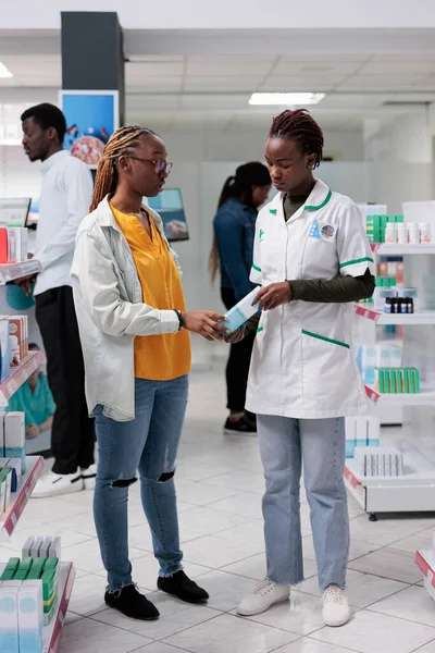 Afro Amerikaanse Apotheker Helpen Vrouw Kiezen Van Medicijnen Drogisterij Client — Stockfoto