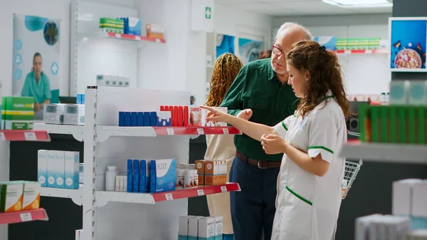 Farmacéutico Dando Asistencia Médica Los Clientes Que Tratan Comprar Medicamentos —  Fotos de Stock