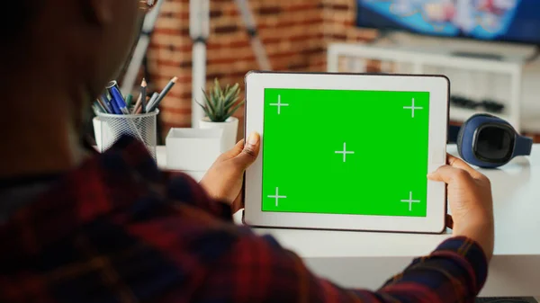 Γυναίκα Ελεύθερος Επαγγελματίας Κρατώντας Ψηφιακό Gadget Οριζόντια Πράσινη Οθόνη Κοιτάζοντας — Φωτογραφία Αρχείου