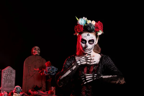 恐怖的死亡女神像 身穿人体艺术服装 头戴花冠 庆祝墨西哥的短暂假日 在演播室里 一个头盖骨丰满的女人在化妆 — 图库照片