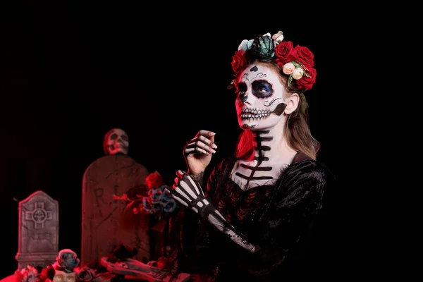 Personne Glamour Portant Art Traditionnel Corps Crâne Costume Santa Muerte — Photo