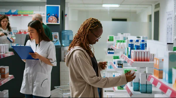 Африканський Замовник Американець Аналізує Фармацевтичні Продукти Полицях Аптеки Щоб Купити — стокове фото