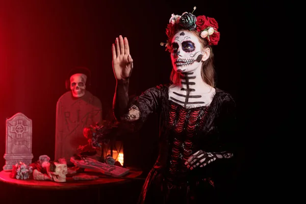 Santa Muerte Femme Avec Crâne Corps Art Maquillage Ressemblant Cavalera — Photo
