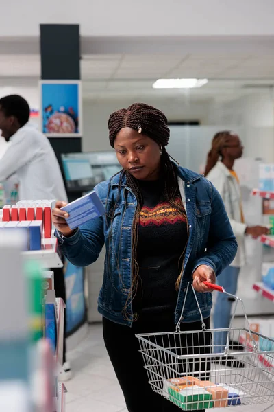 Client Afro Américain Achetant Des Médicaments Pharmacie Lisant Les Instructions — Photo