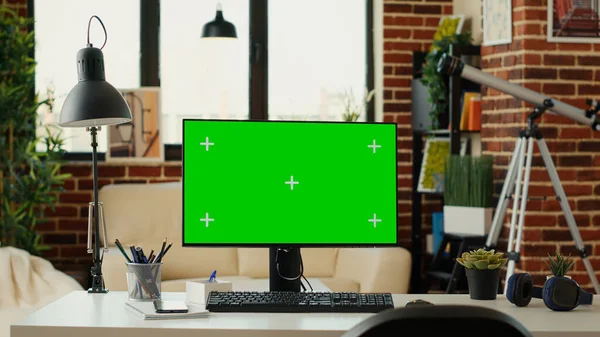 Leeres Büro Mit Monitor Und Greenscreen Computer Mit Chroma Schlüsselanzeige — Stockfoto