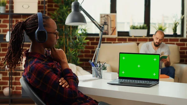 Freelancer Afroamericano Viendo Video Laptop Con Pantalla Verde Usando Auriculares — Foto de Stock