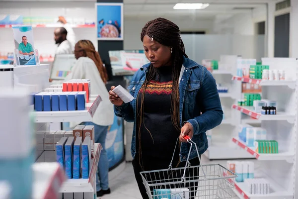 Afro Amerikalı Bir Kadın Eczanede Reçeteli Tedaviyi Kontrol Ediyor Vitamin — Stok fotoğraf