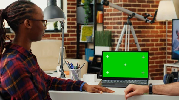 Equipe Multiétnica Homem Mulher Analisando Exibição Greenscreen Laptop Usando Modelo — Fotografia de Stock