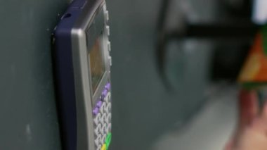 Dikey video: Erkek müşterinin ilaç parasını ödemek için kredi kartını kullanması, eczane tezgahında ücretsiz ödeme yapması. Kutular dolusu ilaç ve hap alan, reçeteli ilaç tedavisi gören biri. Kapat.