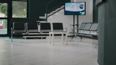 Boş hastane resepsiyonu, bekleme odası sandalyeleri, klinikte resepsiyon masası olan bekleme salonu. Check-up randevularına katılmadan önce beklemek için tıbbi tesis lobisi.