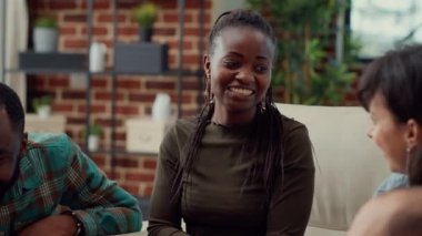 Çeşitli insanlar günlük takılmalara gülüyor, arkadaşlarıyla buluşmaktan ve bira içmekten zevk alıyor. Sohbetle eğlenmek, evde rahatlamak ve yakınlaşmak. El kamerasıyla..